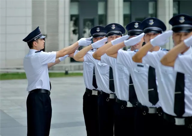 秩序員做了一件事，讓她瞬間被溫暖包圍