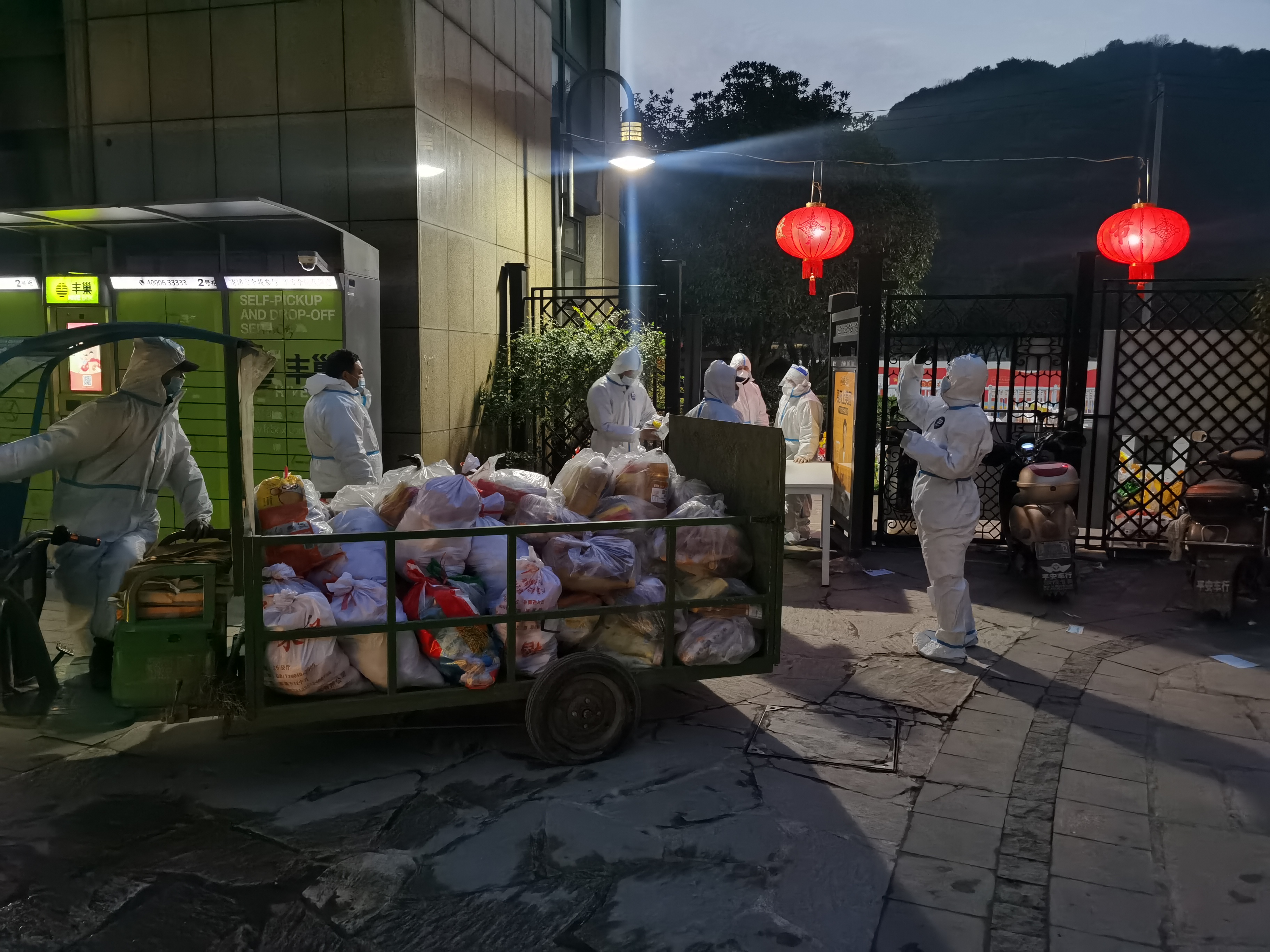 防疫隔離中的一碗熱面條！來自南都物業(yè)暖暖的愛